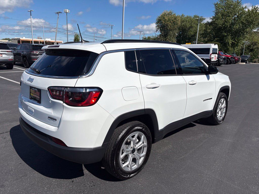 Used 2025 Jeep Compass Latitude AWD/4WD image 5
