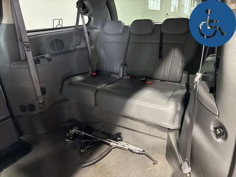 Used 2005 Chrysler Town & Country Touring w/ Leather Interior Group FWD image 29