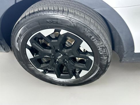 Used 2024 Kia Sorento S image 11