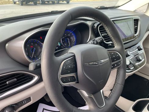 Used 2024 Chrysler Pacifica Touring-L image 9
