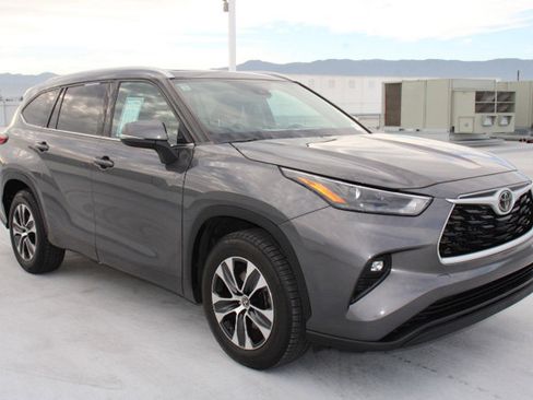 Used 2022 Toyota Highlander XLE image 2