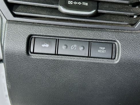 Used 2025 Nissan Altima 2.5 SV image 17