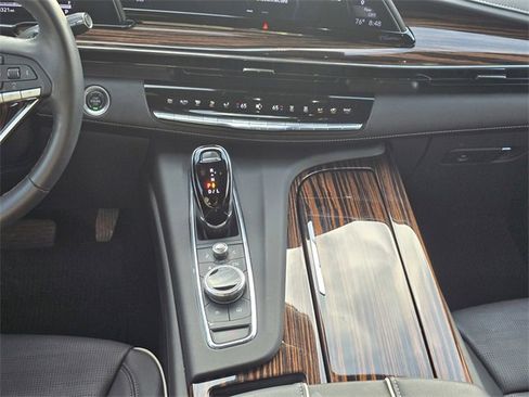Used 2024 Cadillac Escalade Premium Luxury w/ Performance Package image 19