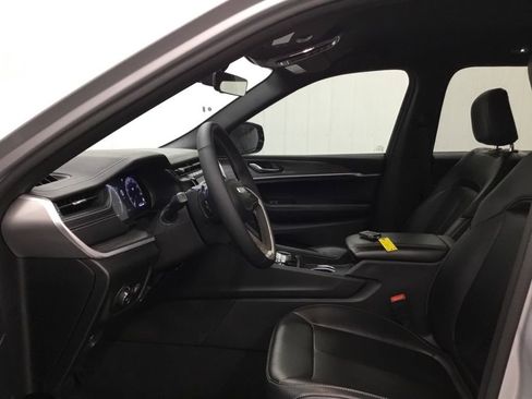 Used 2025 Jeep Grand Cherokee Limited AWD/4WD image 5