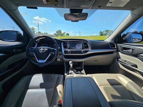 Used 2019 Toyota Highlander XLE FWD image 12