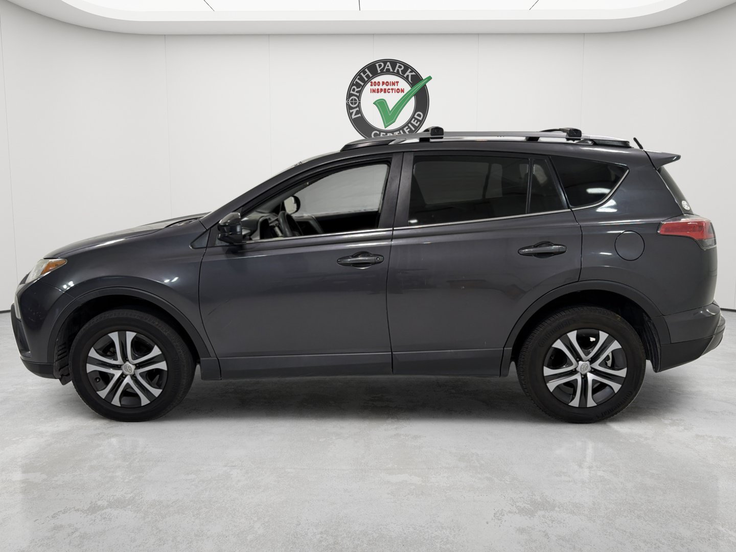 Used 2018 Toyota RAV4 LE FWD image 2