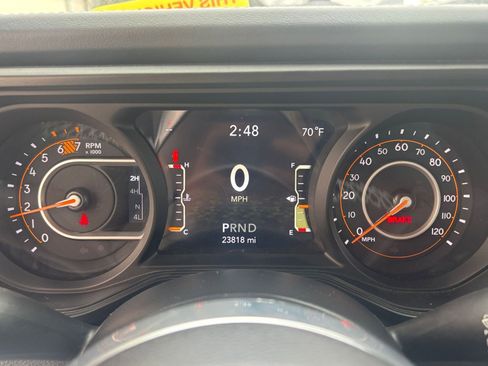 Used 2025 Jeep Wrangler Sahara image 40