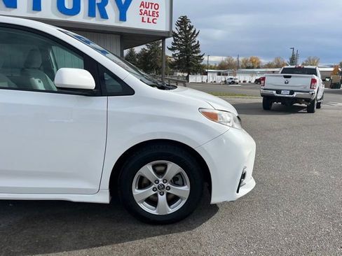 Used 2018 Toyota Sienna LE image 17