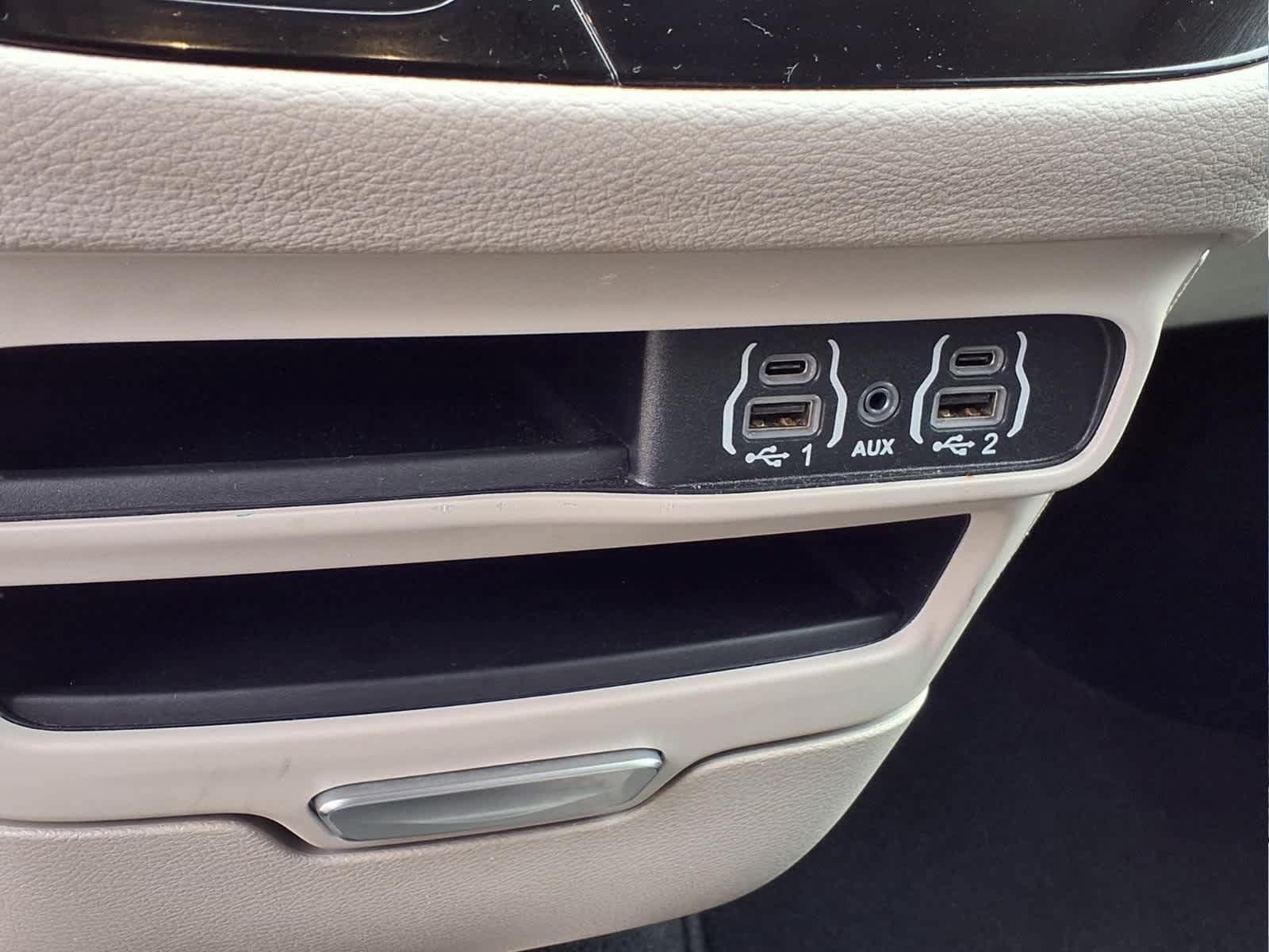 Used 2024 Chrysler Pacifica Touring-L FWD image 21