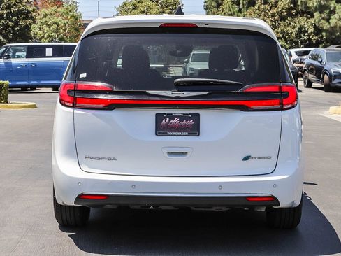 Used 2024 Chrysler Pacifica Limited FWD image 7