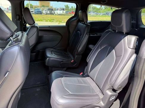 Certified 2022 Chrysler Pacifica Touring-L w/ S Appearance Package FWD image 12