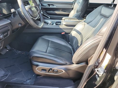 Used 2024 Jeep Wagoneer Series II w/ Flexible Seating Group AWD/4WD image 9