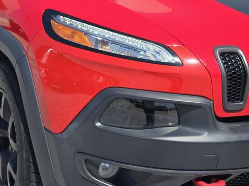 Used 2017 Jeep Cherokee Trailhawk image 9