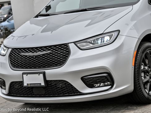 Used 2024 Chrysler Pacifica Limited w/ S Appearance Package image 11