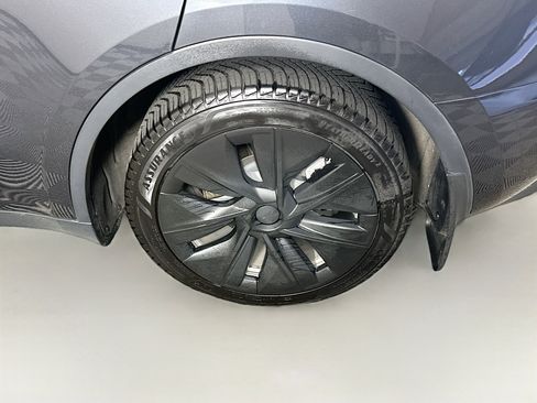 Used 2024 Tesla Model Y 2WD image 11