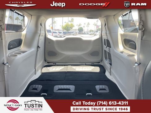 Used 2023 Chrysler Pacifica Limited FWD image 5