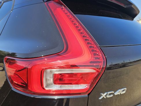 Used 2019 Volvo XC40 T5 Momentum image 10