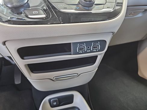 Used 2023 Chrysler Voyager LX FWD image 18
