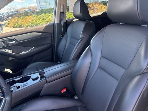 Used 2022 Nissan Rogue SV w/ SV Premium Package image 17