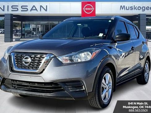 Used 2019 Nissan Kicks S image 3