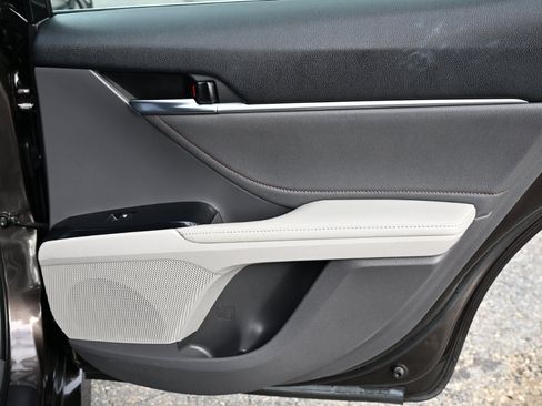 Used 2018 Toyota Camry XLE image 38