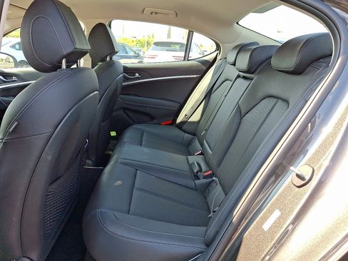 Used 2025 Genesis G70 2.5T image 10