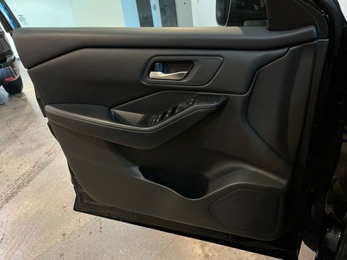 Used 2025 Nissan Rogue SV FWD image 18
