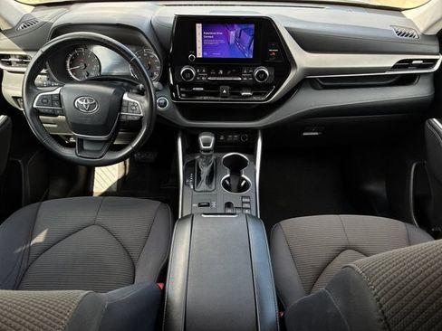 Used 2024 Toyota Highlander LE FWD image 9