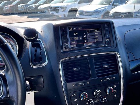 Used 2017 Dodge Grand Caravan SE FWD image 6