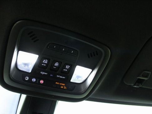 Used 2022 Chevrolet Traverse RS image 22