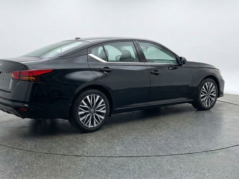 Used 2025 Nissan Altima 2.5 SV FWD image 9