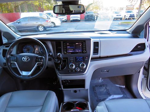 Used 2020 Toyota Sienna XLE image 23