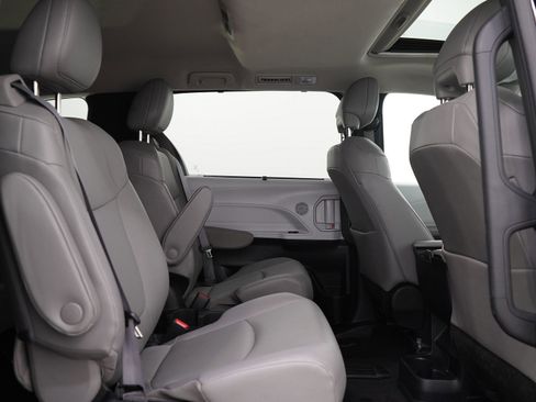 Used 2025 Toyota Sienna XLE AWD/4WD image 9