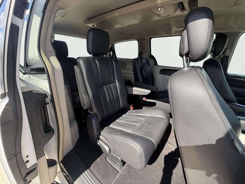 Used 2015 Chrysler Town & Country Touring w/ Driver Convenience Group FWD image 14