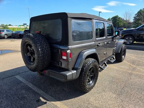 Used 2020 Jeep Wrangler Unlimited Sahara AWD/4WD image 4