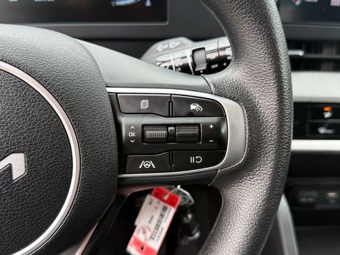 Used 2025 Kia Sportage LX FWD image 13