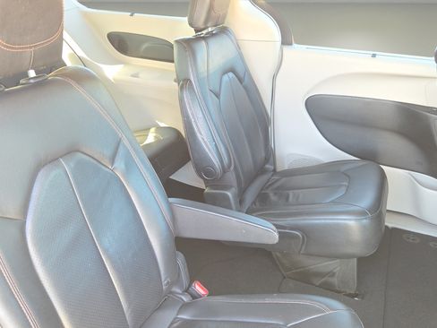 Used 2020 Chrysler Pacifica Touring-L Plus FWD image 17