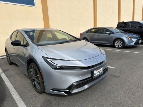 Used 2024 Toyota Prius XLE FWD image 3