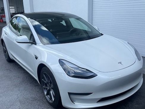 Used 2023 Tesla Model 3 Standard Range image 2
