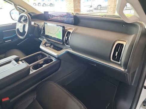 New 2025 Ford Expedition Platinum w/ Driver's Package image 16