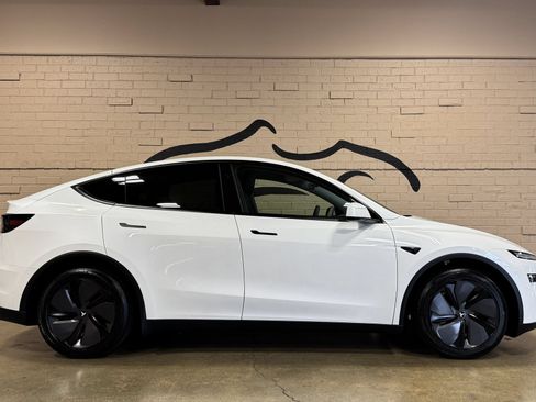 Used 2026 Tesla Model Y 2WD image 3