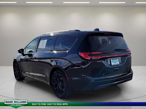 Used 2025 Chrysler Pacifica Limited image 6