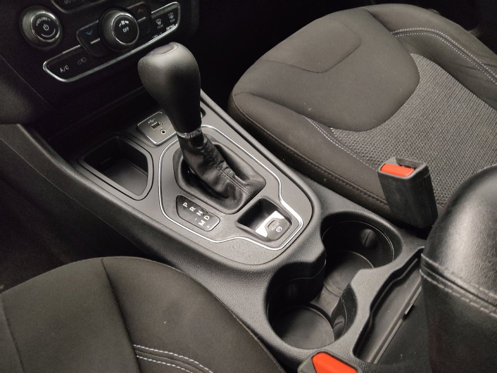 Used 2020 Jeep Cherokee Latitude FWD image 26