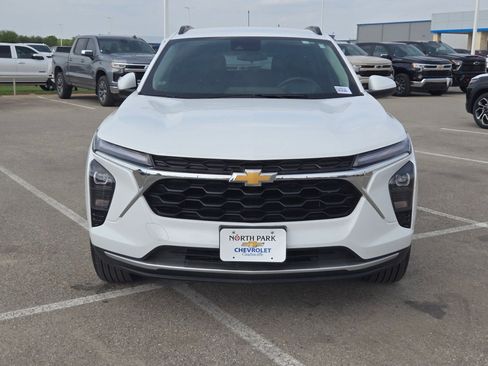 Used 2025 Chevrolet Trax LT w/ Driver Confidence Package FWD image 8