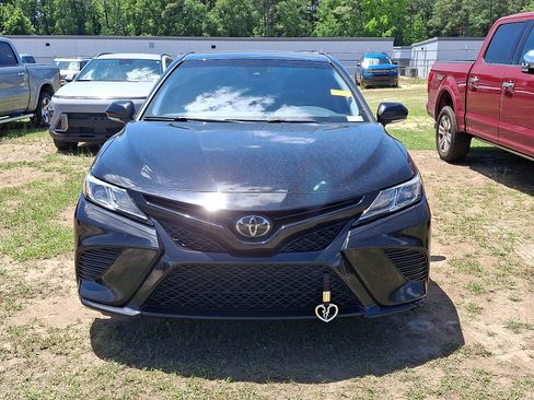 Used 2019 Toyota Camry SE w/ Convenience Package FWD image 2