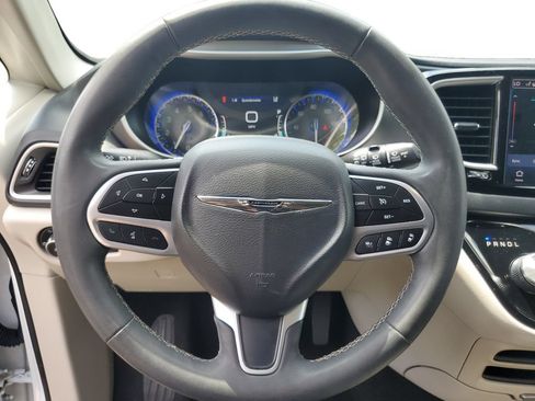 Used 2023 Chrysler Pacifica Touring-L FWD image 12