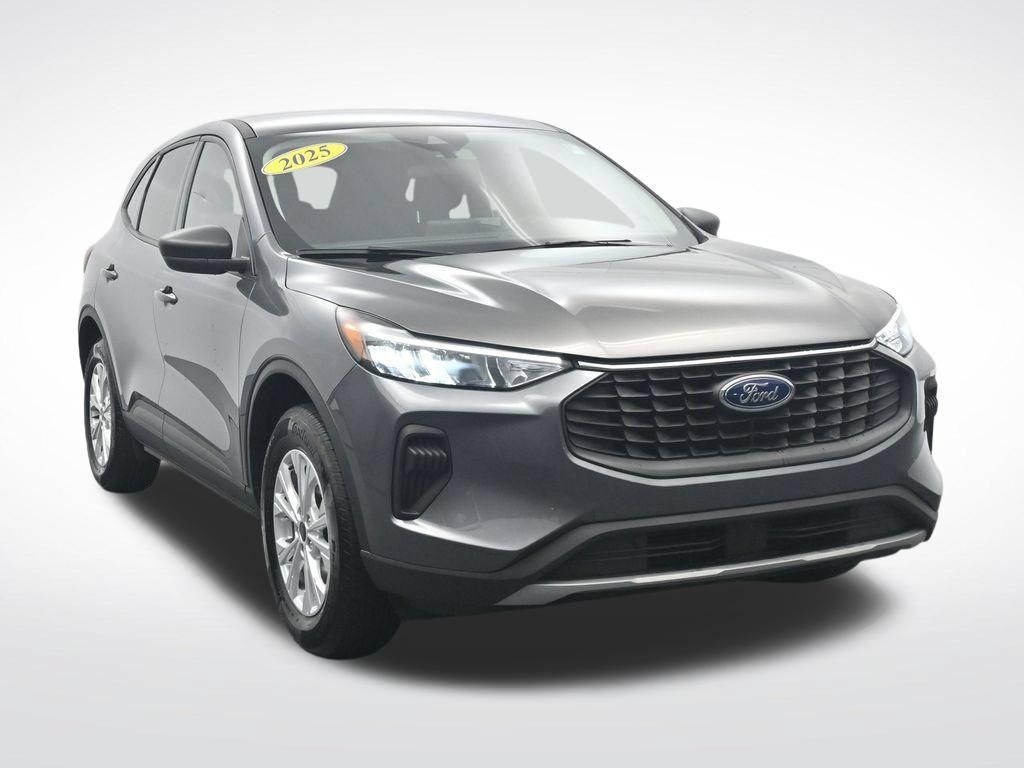 Used 2025 Ford Escape Active AWD/4WD image 3