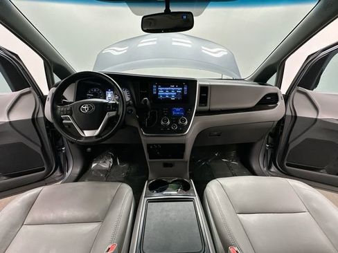 Used 2017 Toyota Sienna XLE Premium FWD image 21
