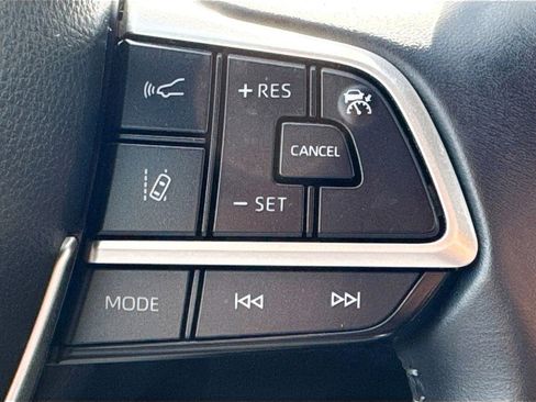 Used 2023 Toyota Highlander LE FWD image 11
