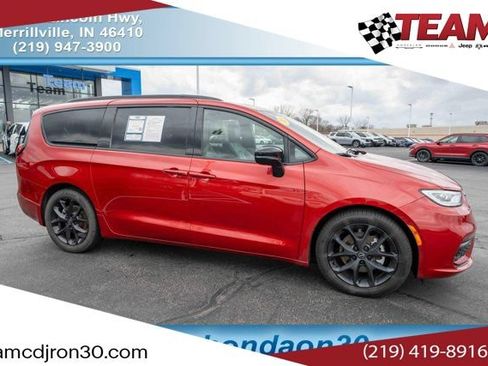 Used 2025 Chrysler Pacifica Limited FWD image 1